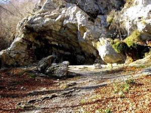 Una veduta della grotta con sorgente, detta dell' Acqua santa. Foto M. Cuomo dal sito www.liberoricercatore.it