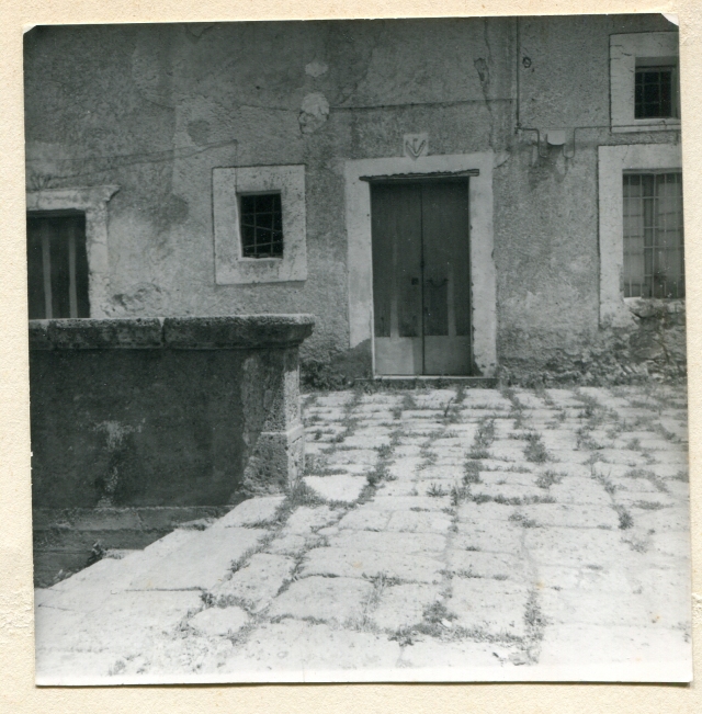 Casa Lauritano, Agerola. Particolare del cortile (foto Aldo Cinque anni '70 del novecento)